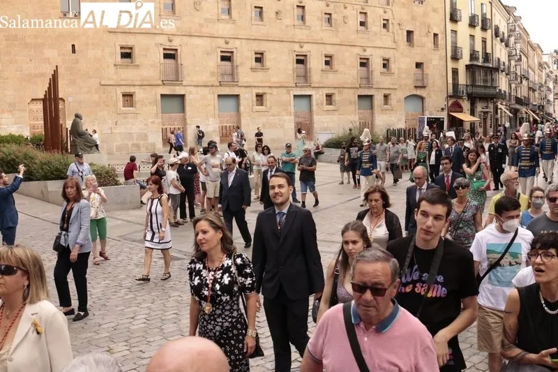 Comitiva de la Corporación municipal hacia la Catedral Nueva