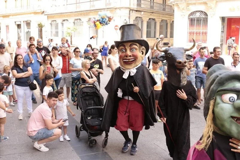 Pasacalles de charangas y cabezudos
