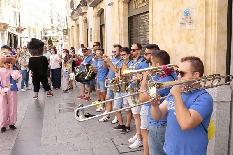 Pasacalles de charangas y cabezudos