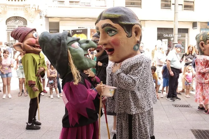 Pasacalles de charangas y cabezudos