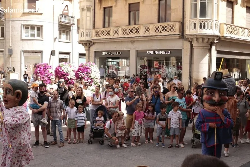 Pasacalles de charangas y cabezudos
