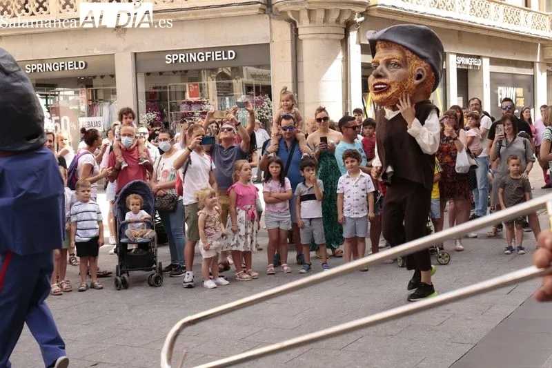 Pasacalles de charangas y cabezudos