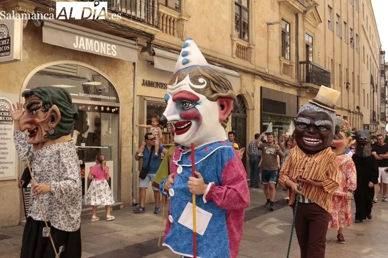 Pasacalles de charangas y cabezudos