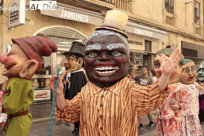 Pasacalles de charangas y cabezudos