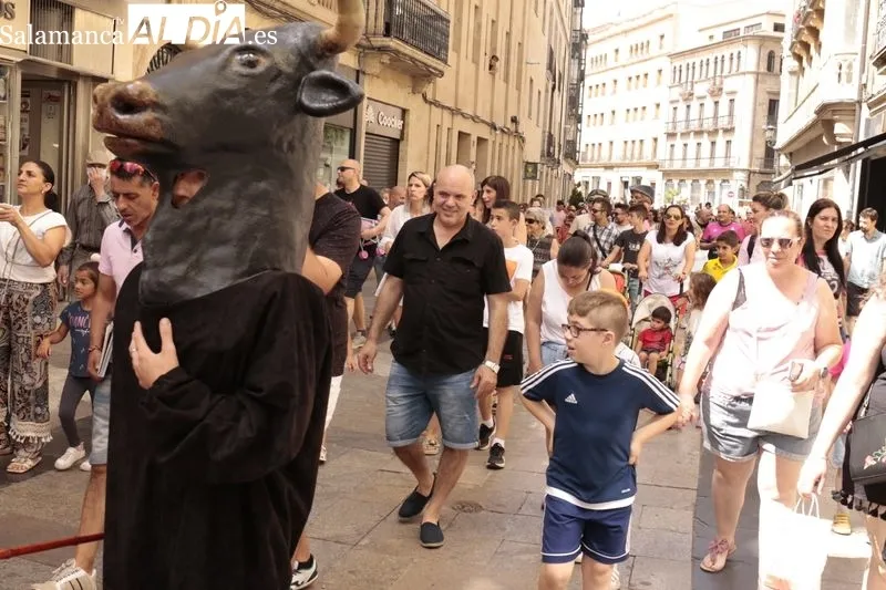 Pasacalles de charangas y cabezudos