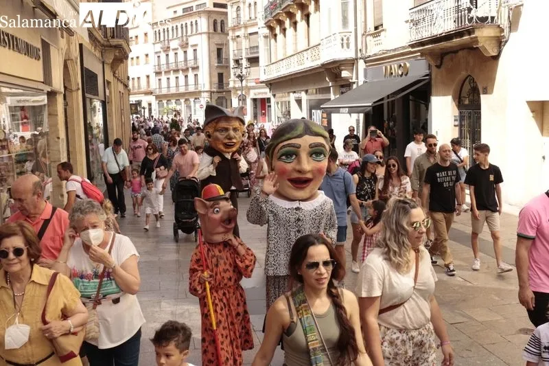 Pasacalles de charangas y cabezudos