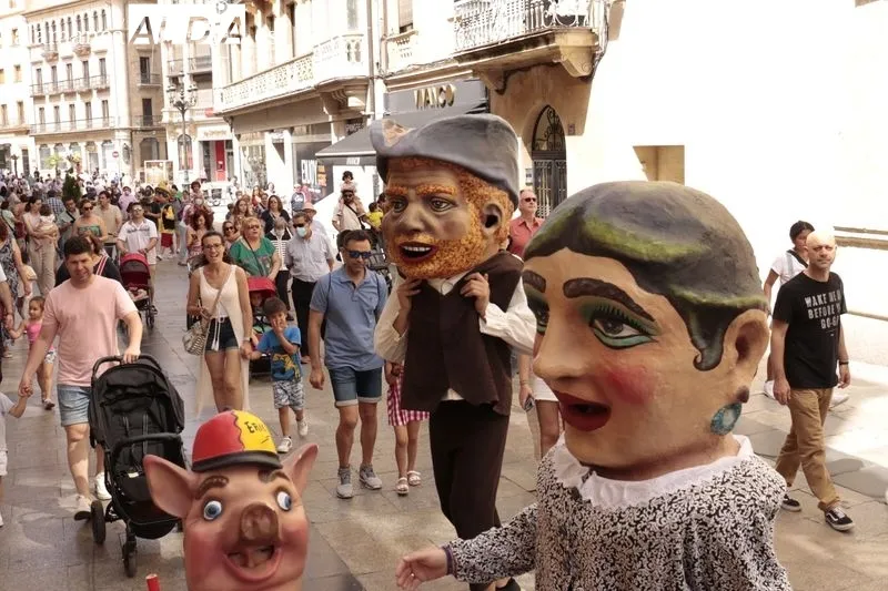 Pasacalles de charangas y cabezudos