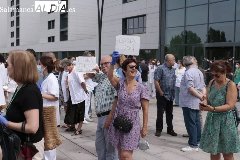  Concentración de la Junta de Personal del área de Salud de Salamanca, a la puerta del Hospital Universitario. Foto de David Sañudo