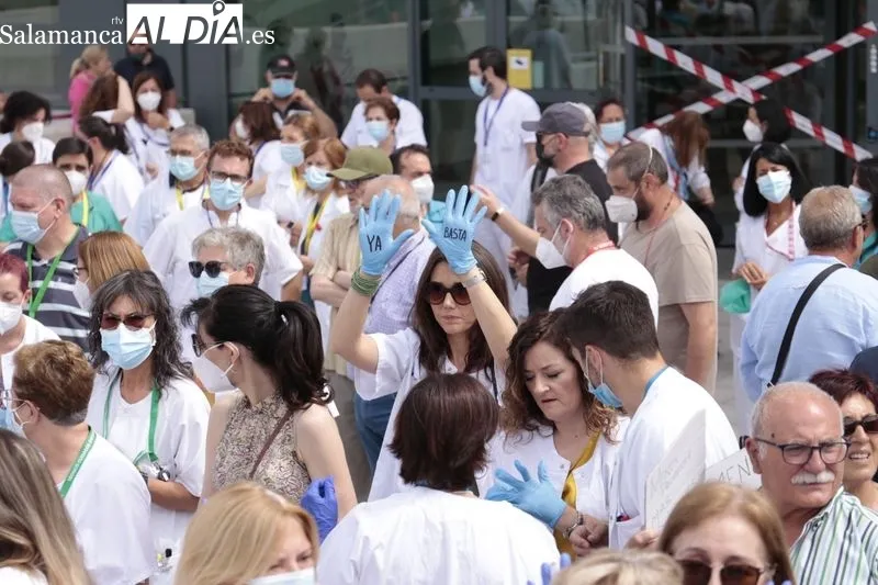  Concentración de la Junta de Personal del área de Salud de Salamanca, a la puerta del Hospital Universitario. Foto de David Sañudo