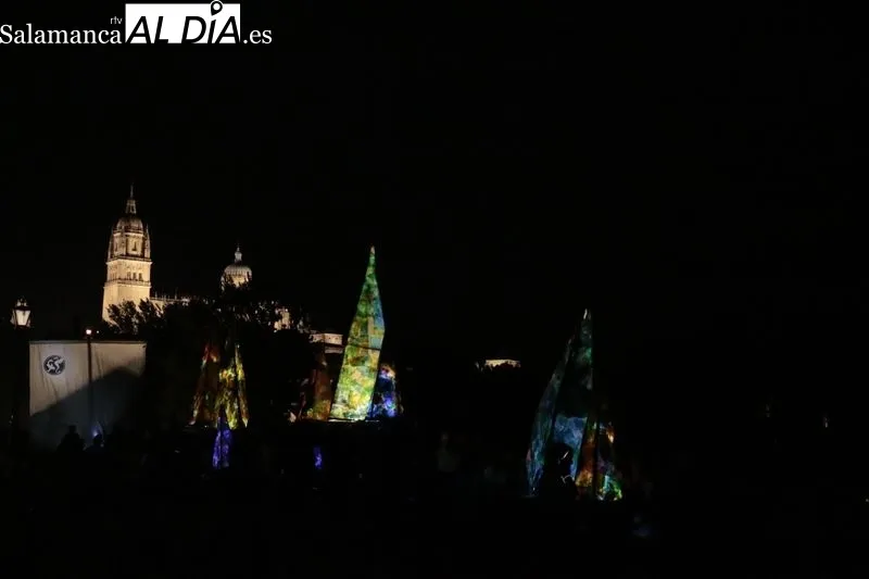 Espectáculo nocturno 'Navegando en barcos de fuego' 