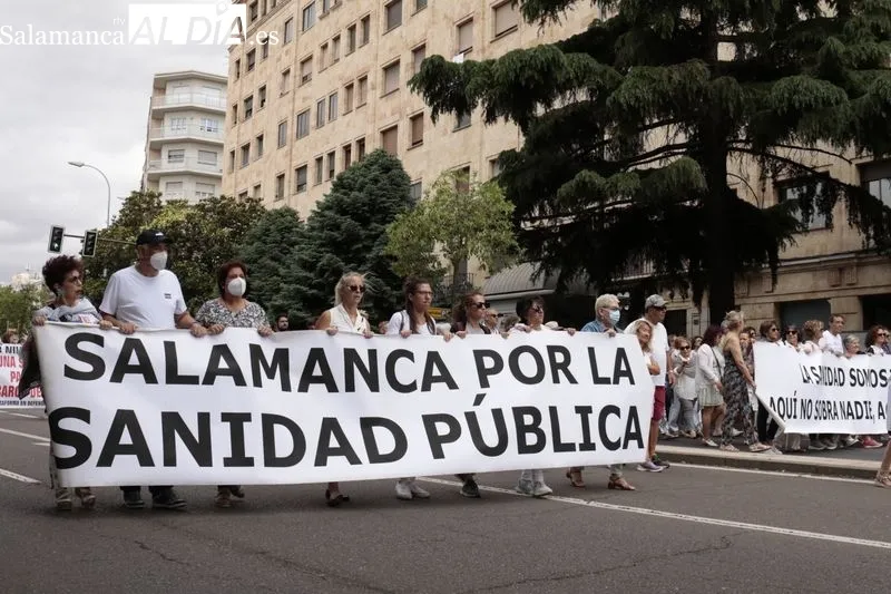 Imágenes de la manifestación convocada por la Plataforma de Salamanca para la Defensa de la Sanidad Pública