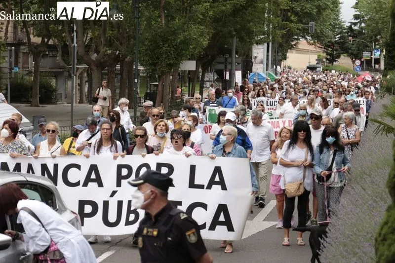 Imágenes de la manifestación convocada por la Plataforma de Salamanca para la Defensa de la Sanidad Pública