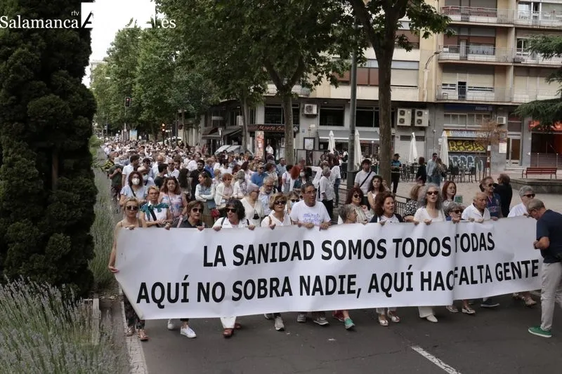 Imágenes de la manifestación convocada por la Plataforma de Salamanca para la Defensa de la Sanidad Pública
