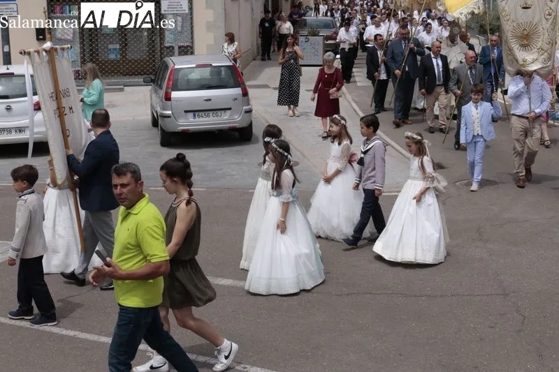 Misa y procesión del Corpus en Villares de la Reina