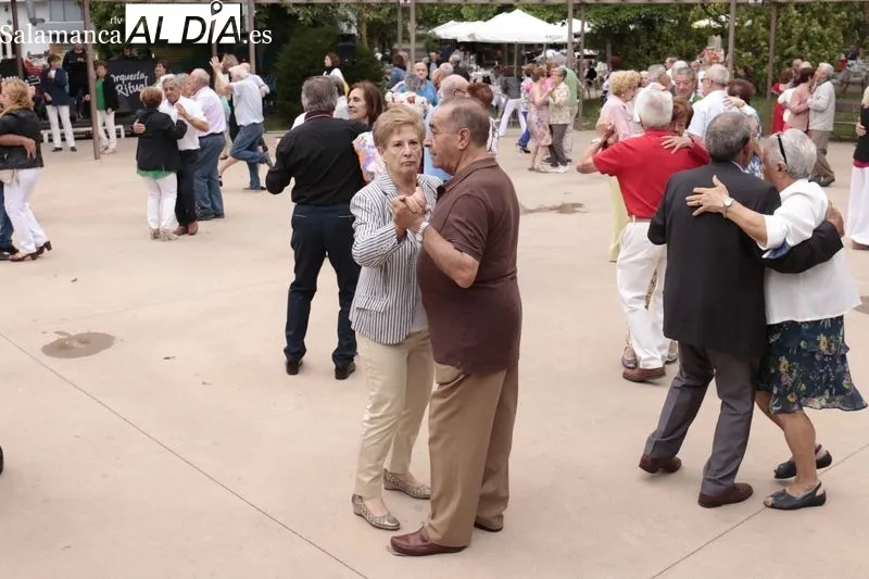 Inauguración de los bailes de verano para mayores
