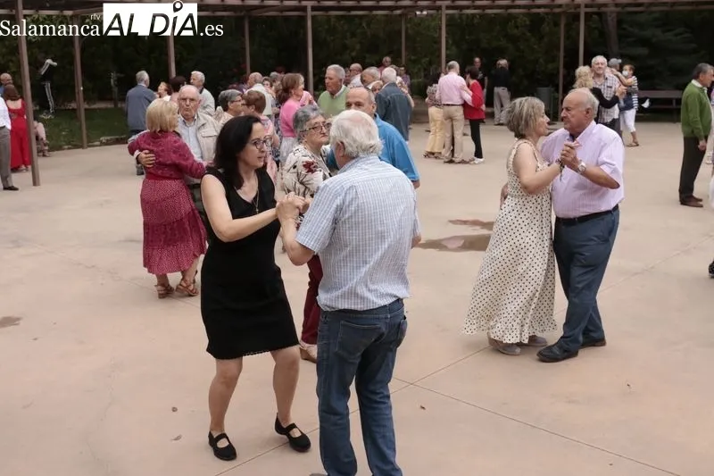 Inauguración de los bailes de verano para mayores
