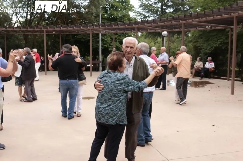 Inauguración de los bailes de verano para mayores