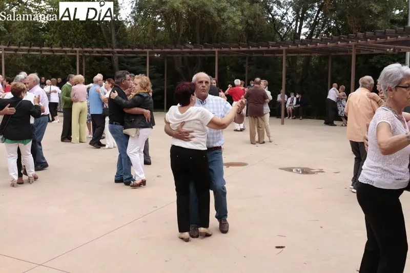 Inauguración de los bailes de verano para mayores