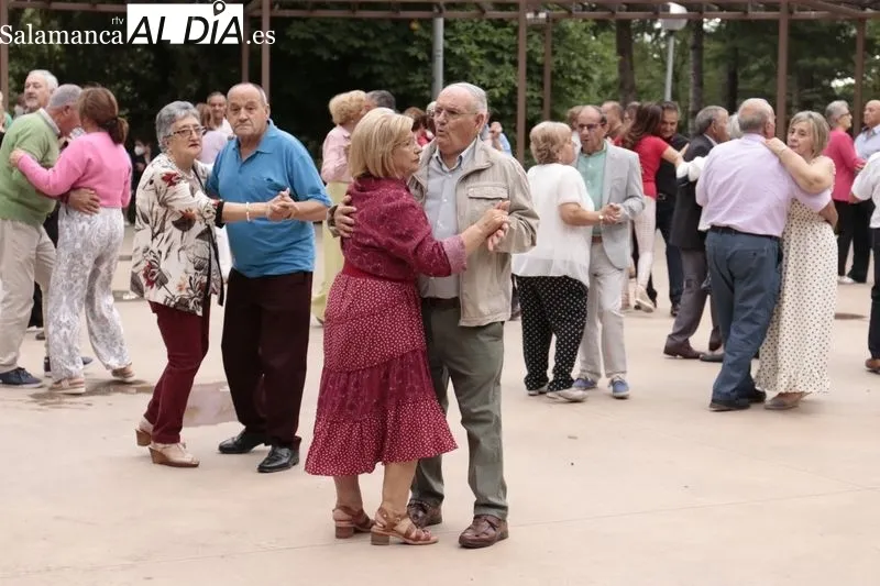 Inauguración de los bailes de verano para mayores