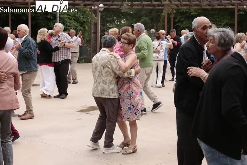 Inauguración de los bailes de verano para mayores