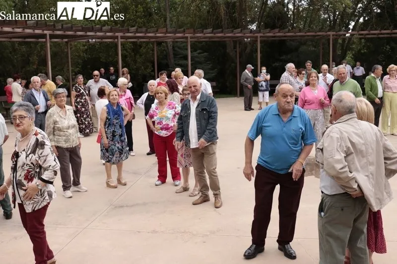 Inauguración de los bailes de verano para mayores