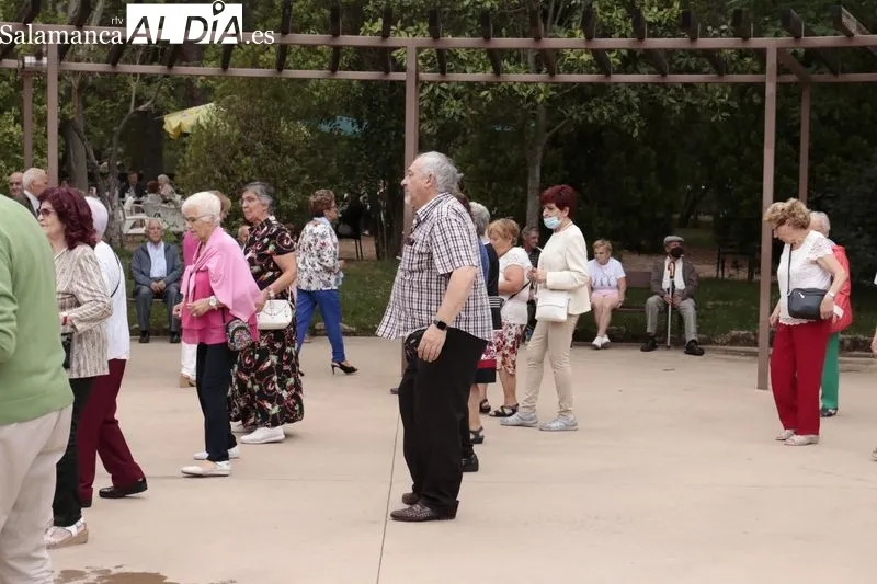 Inauguración de los bailes de verano para mayores