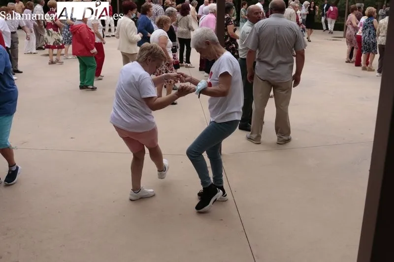 Inauguración de los bailes de verano para mayores