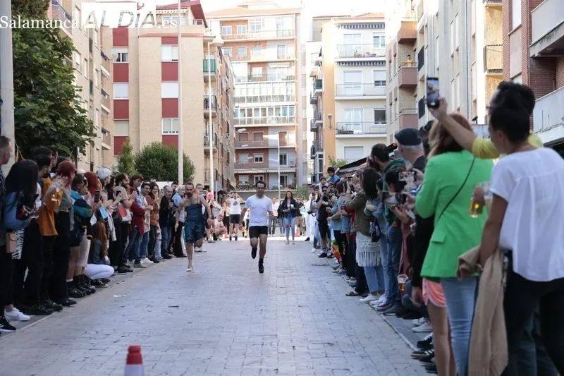 Carrera de tacones en el Barrio de Oeste