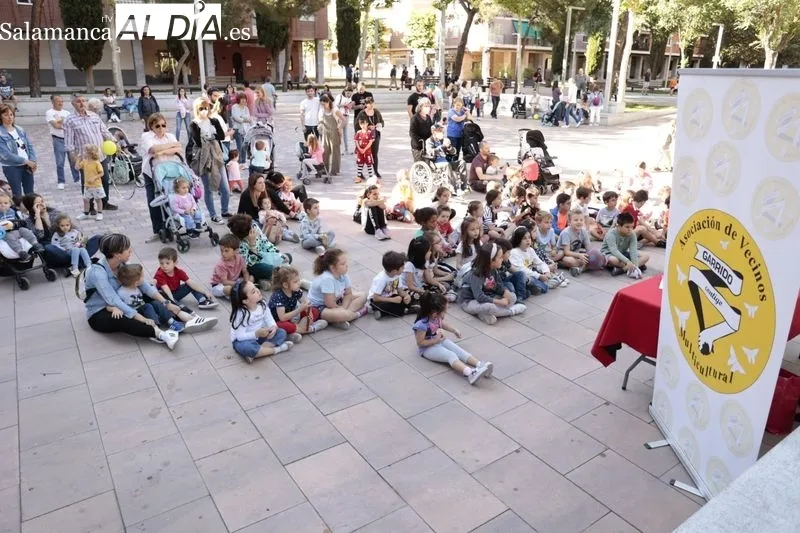 Cuentacuentos en la plaza de Barcelona