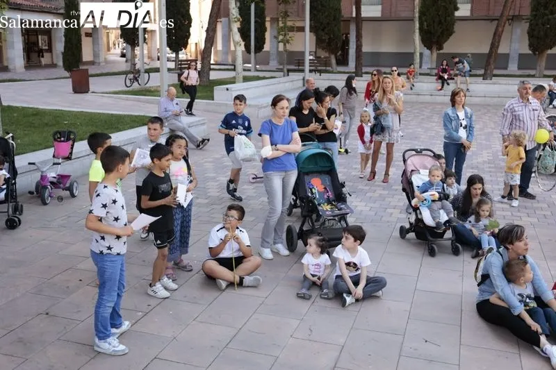 Cuentacuentos en la plaza de Barcelona