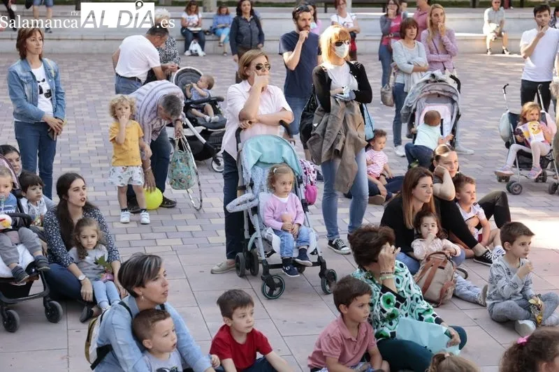 Cuentacuentos en la plaza de Barcelona