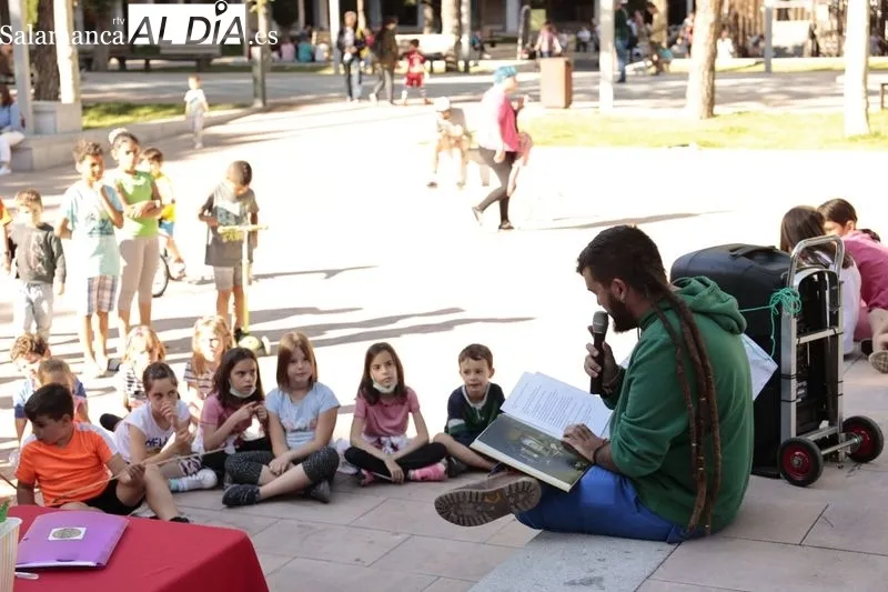 Cuentacuentos en la plaza de Barcelona