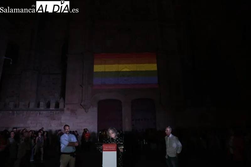 Imágenes de los actos en el Patio de Escuelas en apoyo al colectivo LGTBI 