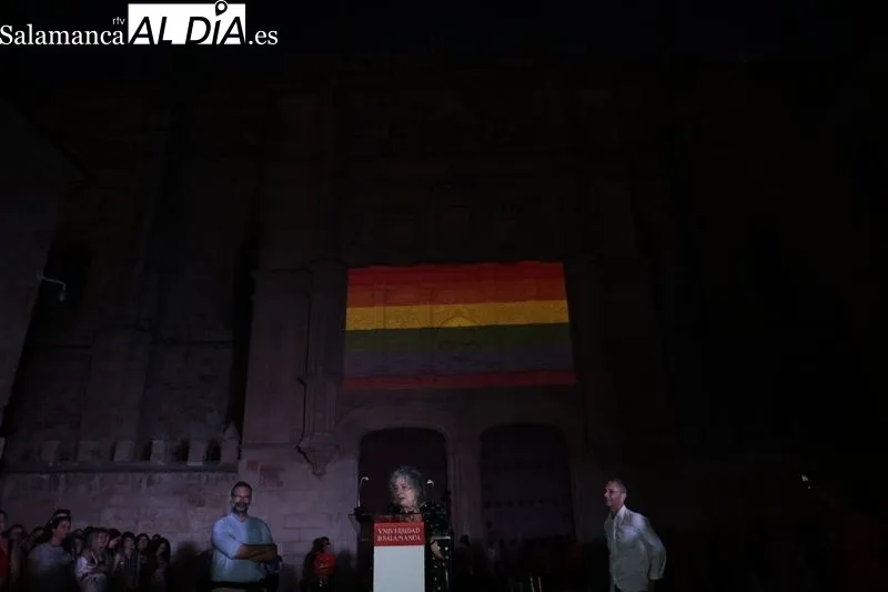 Imágenes de los actos en el Patio de Escuelas en apoyo al colectivo LGTBI 