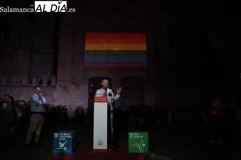 Imágenes de los actos en el Patio de Escuelas en apoyo al colectivo LGTBI 