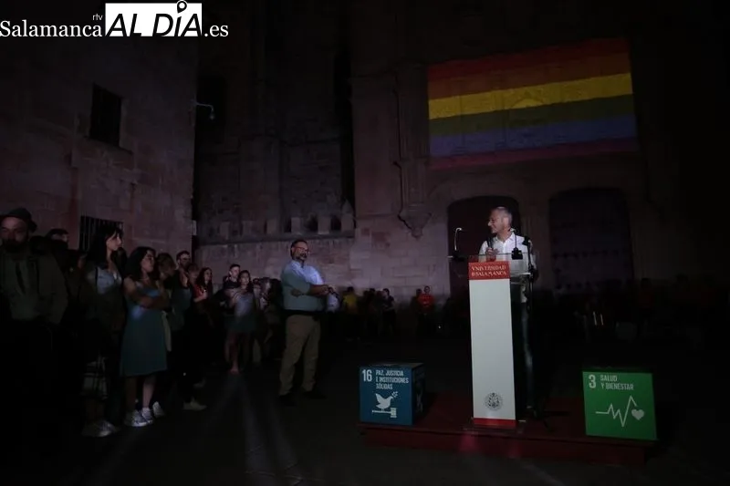 Imágenes de los actos en el Patio de Escuelas en apoyo al colectivo LGTBI 