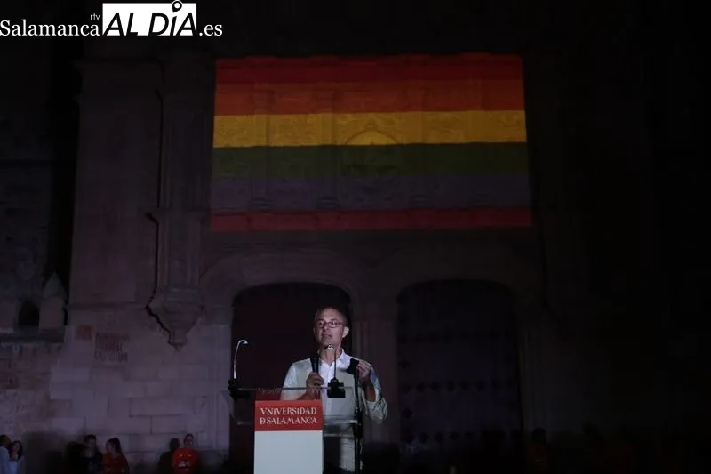 Imágenes de los actos en el Patio de Escuelas en apoyo al colectivo LGTBI 
