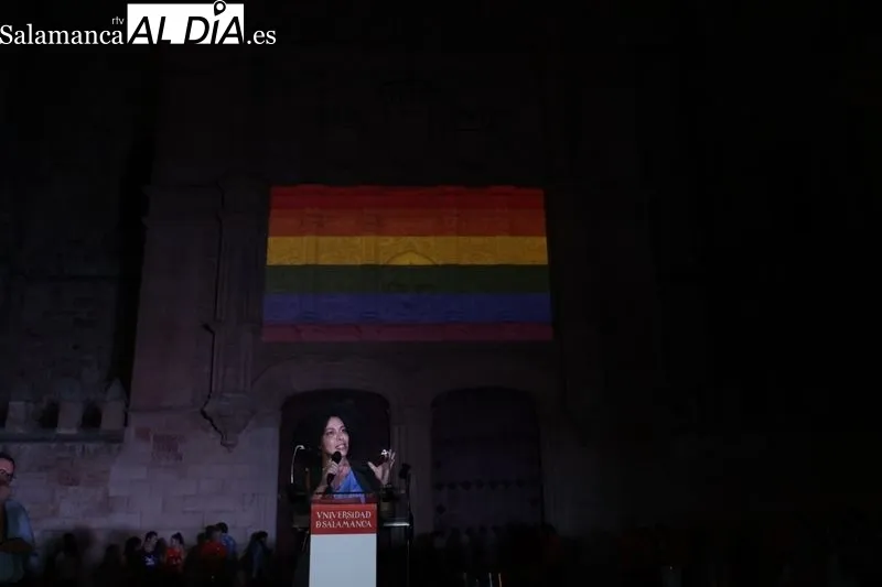 Imágenes de los actos en el Patio de Escuelas en apoyo al colectivo LGTBI 