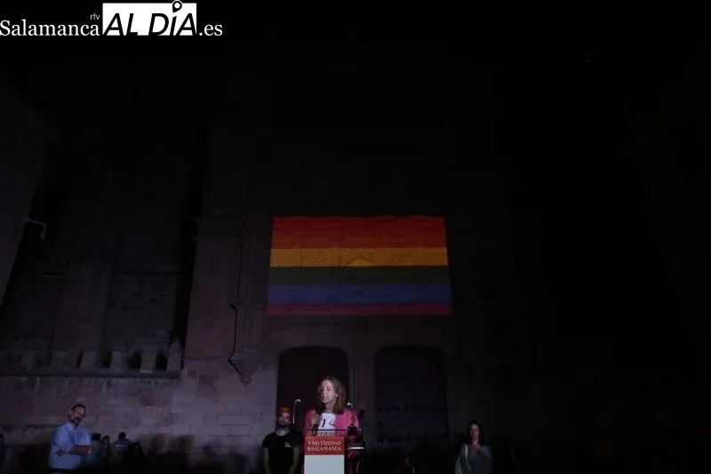 Imágenes de los actos en el Patio de Escuelas en apoyo al colectivo LGTBI 