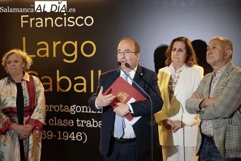 Visita a la exposición dedicada a Largo Caballero en el Centro Documental de la Memoria Histórica