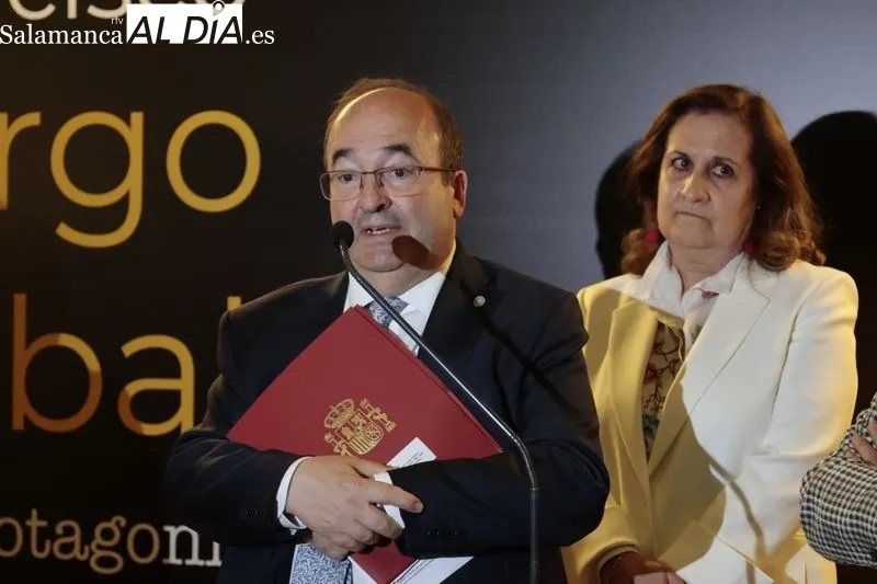 Visita a la exposición dedicada a Largo Caballero en el Centro Documental de la Memoria Histórica