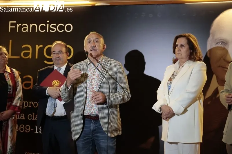 Visita a la exposición dedicada a Largo Caballero en el Centro Documental de la Memoria Histórica