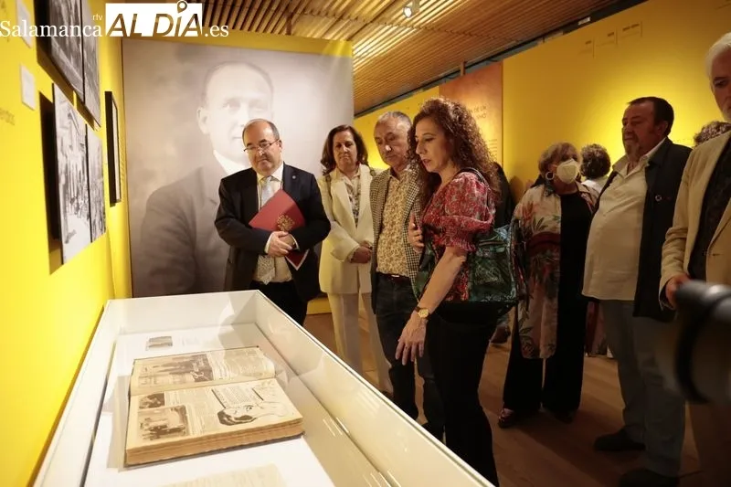 Visita a la exposición dedicada a Largo Caballero en el Centro Documental de la Memoria Histórica