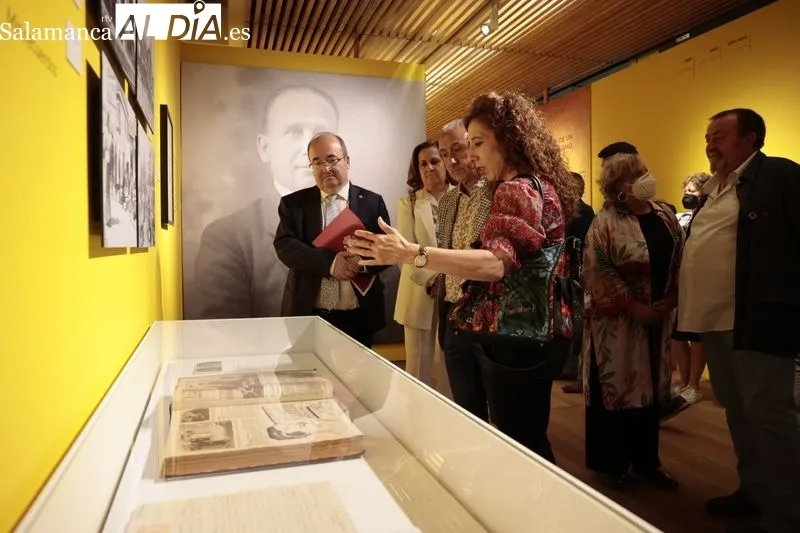 Visita a la exposición dedicada a Largo Caballero en el Centro Documental de la Memoria Histórica