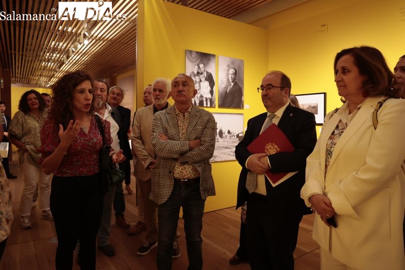 Visita a la exposición dedicada a Largo Caballero en el Centro Documental de la Memoria Histórica