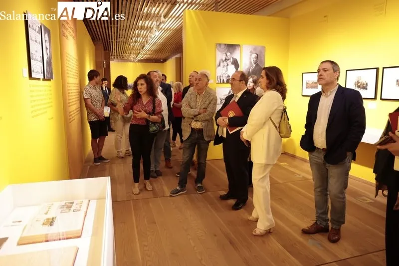 Visita a la exposición dedicada a Largo Caballero en el Centro Documental de la Memoria Histórica