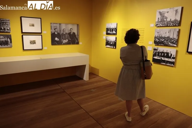 Visita a la exposición dedicada a Largo Caballero en el Centro Documental de la Memoria Histórica