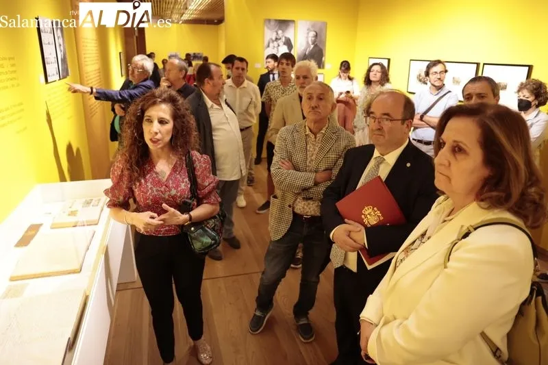 Visita a la exposición dedicada a Largo Caballero en el Centro Documental de la Memoria Histórica