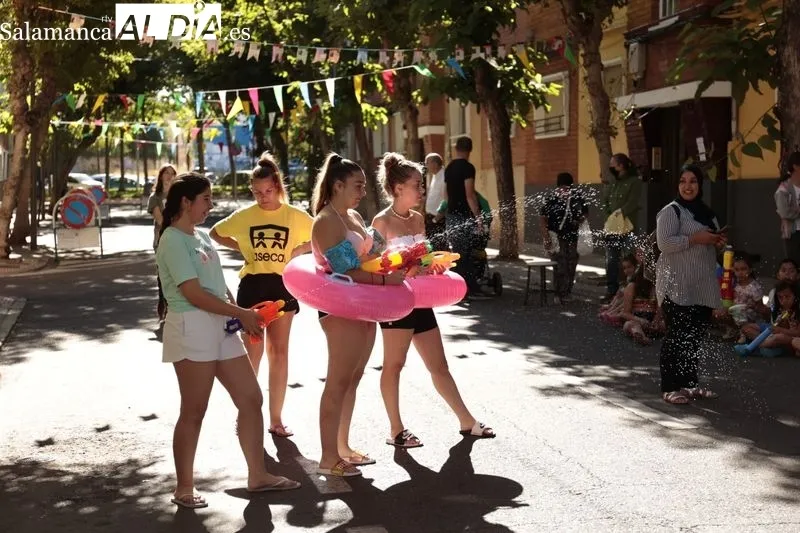 Fiesta del agua en el barrio Vidal con Asecal 
