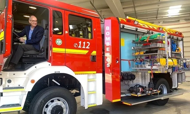 La Diputación incorpora un nuevo camión al Parque Comarcal de Bomberos en Villares de la Reina 